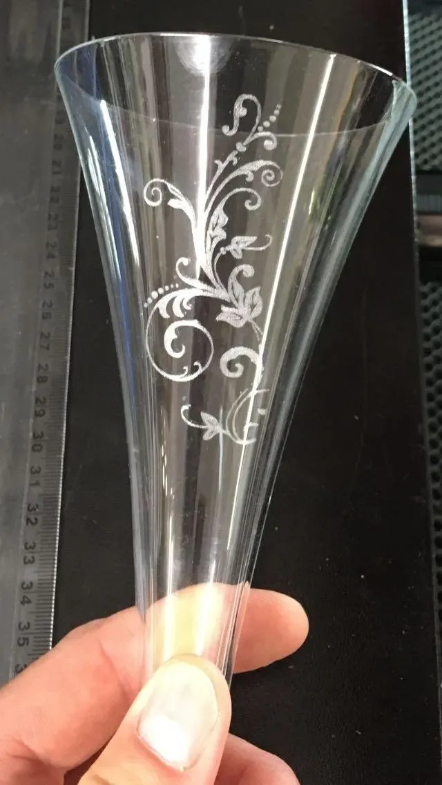 Sektglas mit graviertem Rankenmuster