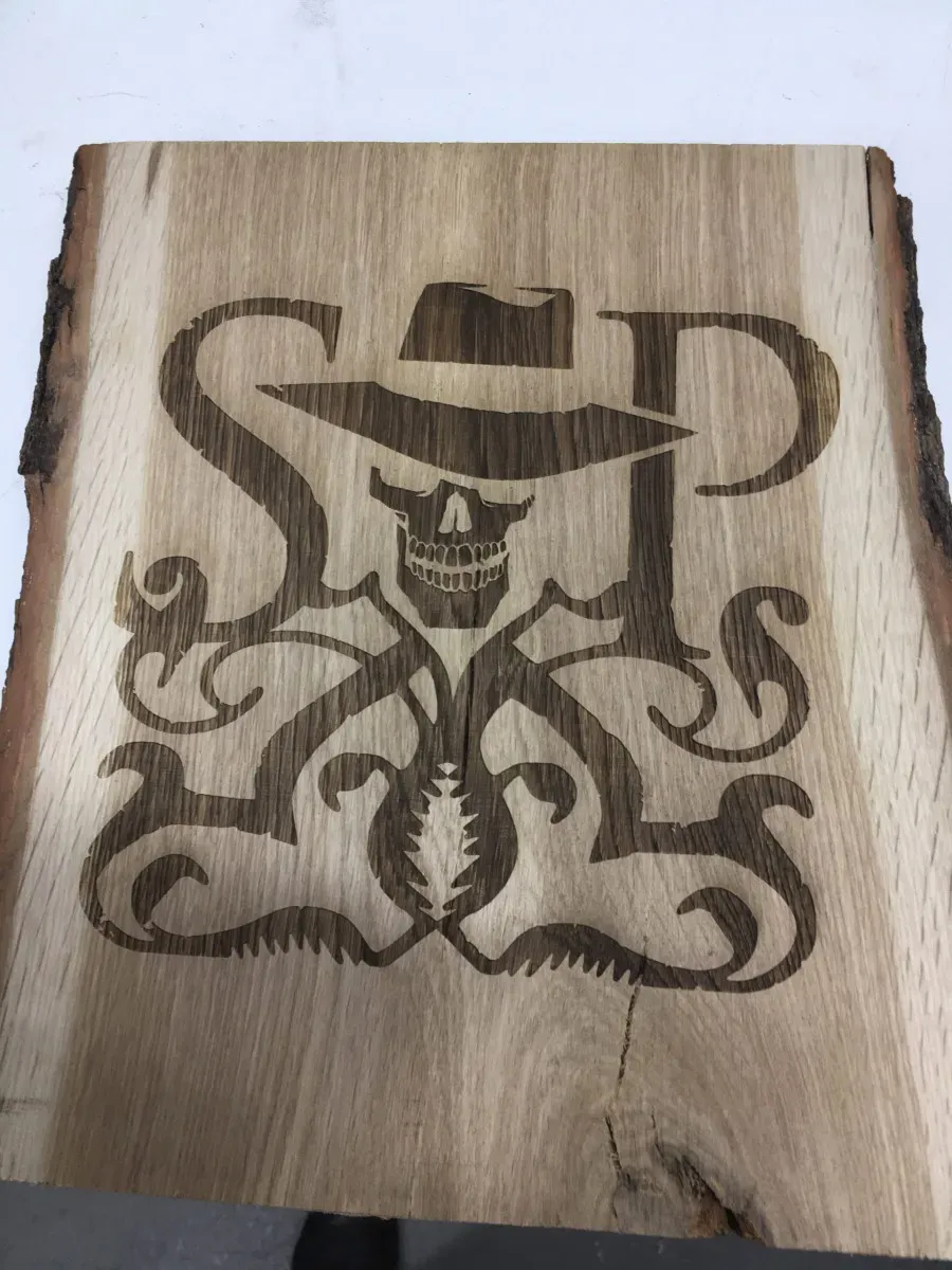 Holzbrett mit detailreicher Motivgravur