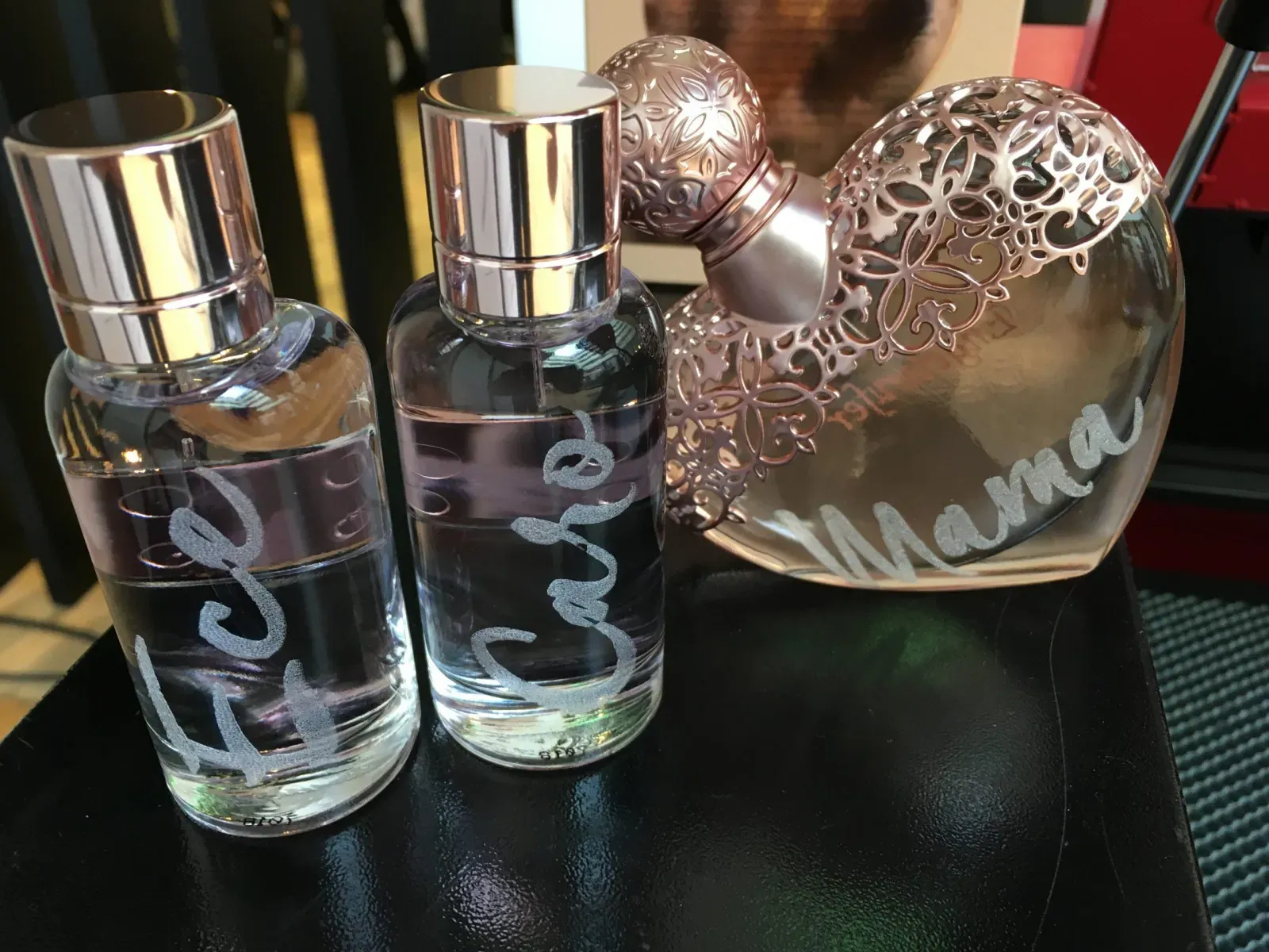 Parfumflakons mit gravierten Namen