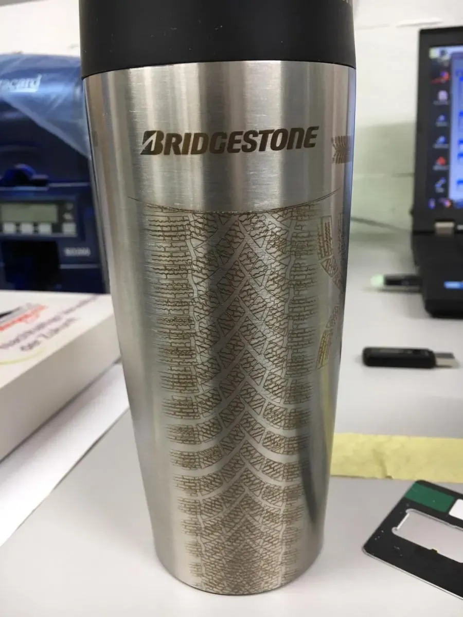 Edelstahl-Thermobecher mit graviertem Firmenlogo